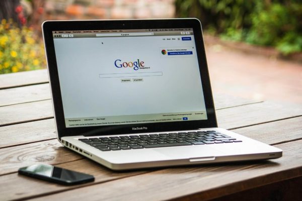 Google als Suchplattformen auf einem Laptop